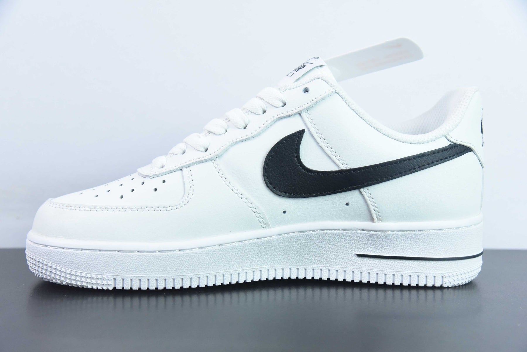 Nike Air Force 1 Low - Branco e Preto